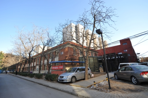 3-1956年12月开工建设的两层混凝土与石材实验室(即东楼,摄于2015年12月).jpg